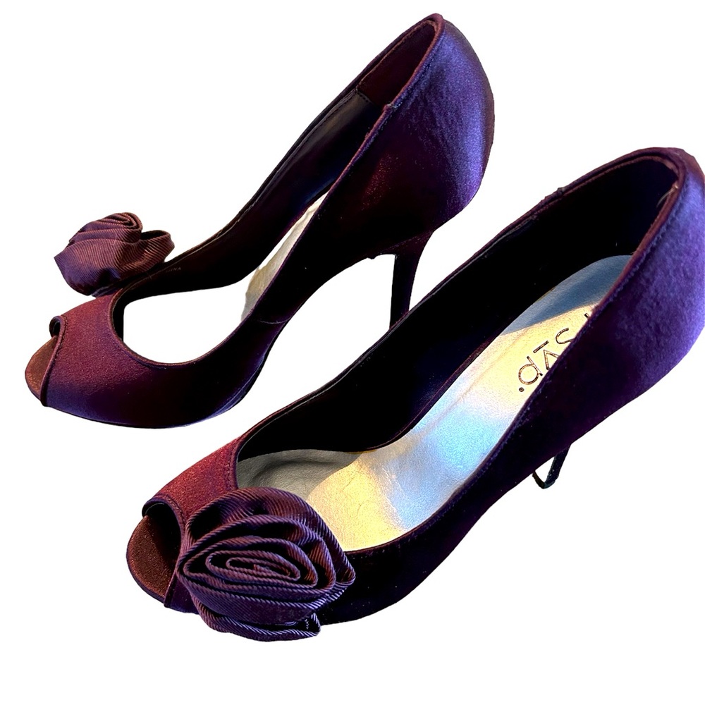 Purple Satin RSVP pumps NWT size 7.5